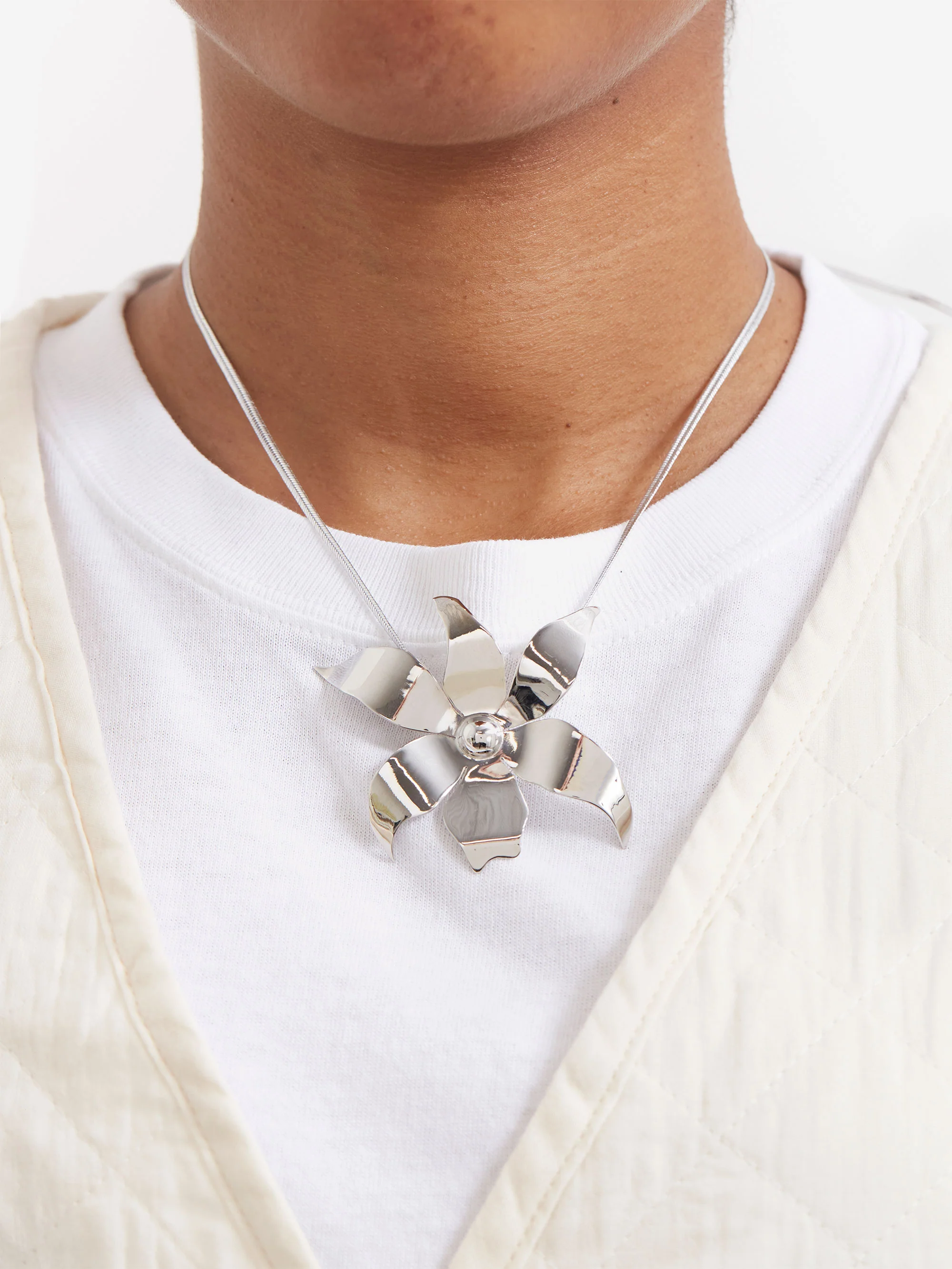 Eyland Evie Flower Necklace - Silver - Image 2