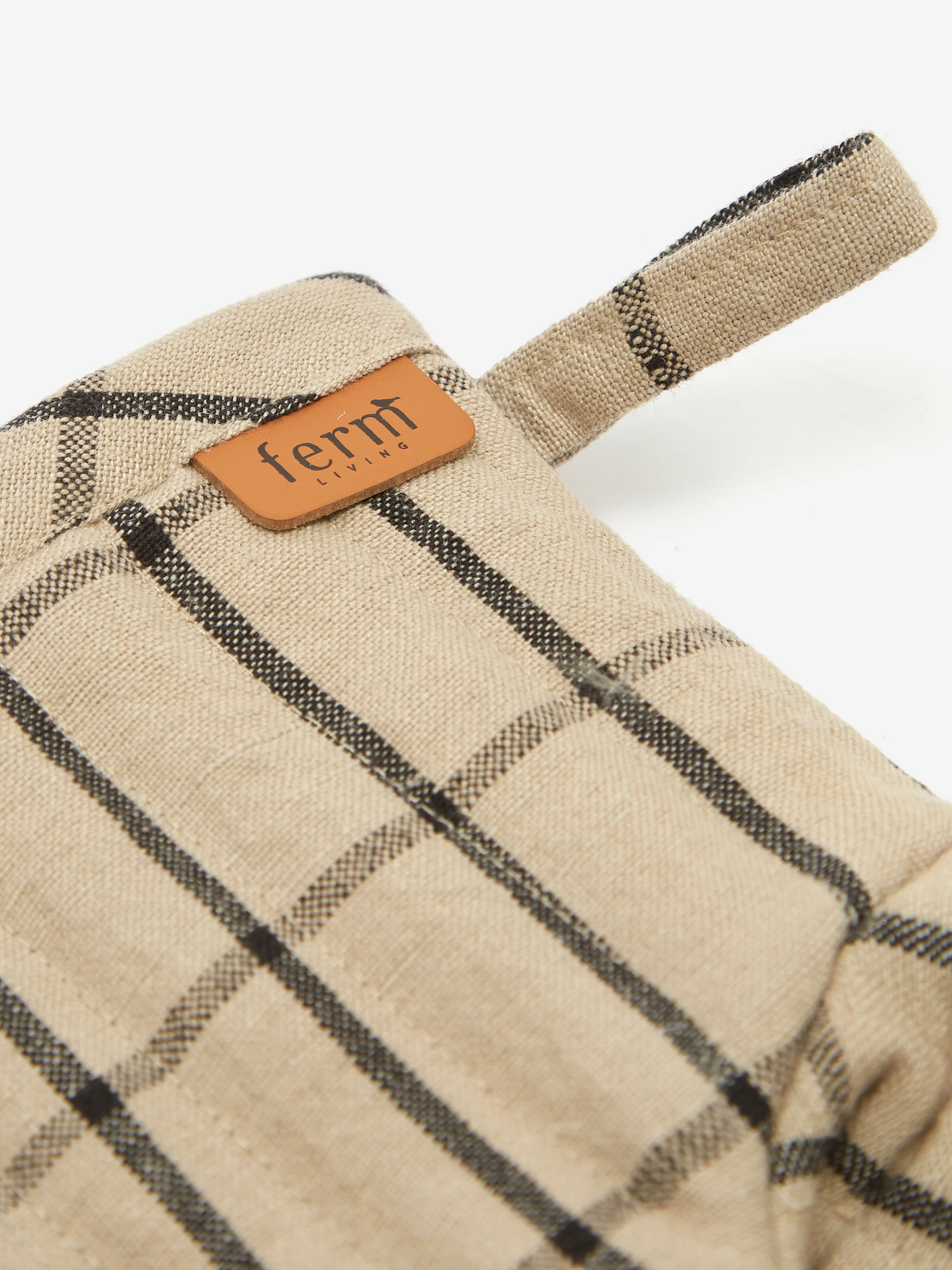 ferm LIVING Hale Oven Mitt - Sand/Black - Image 2