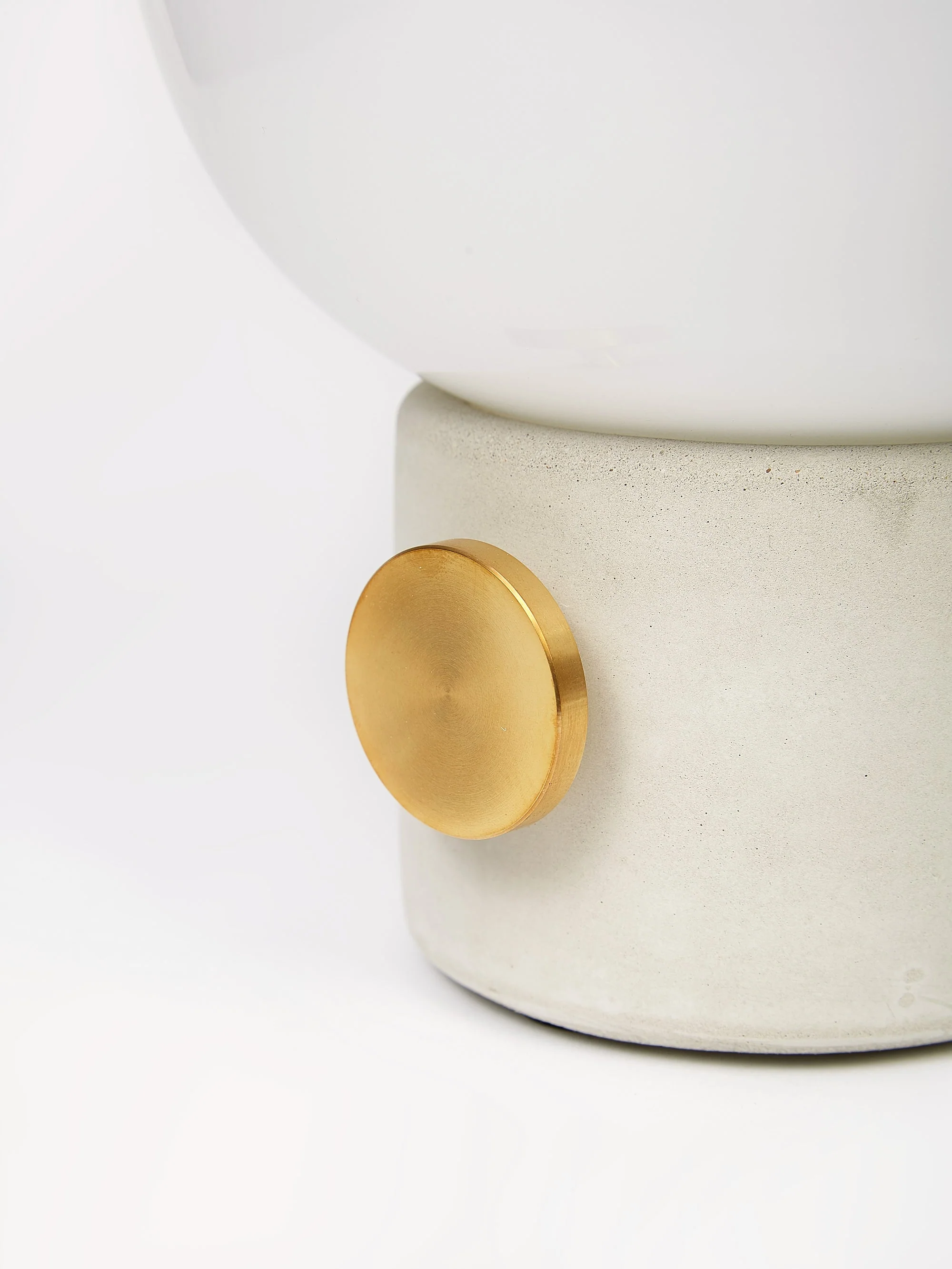 Menu JWDA Concrete Lamp - Light Grey/Brass - Image 5