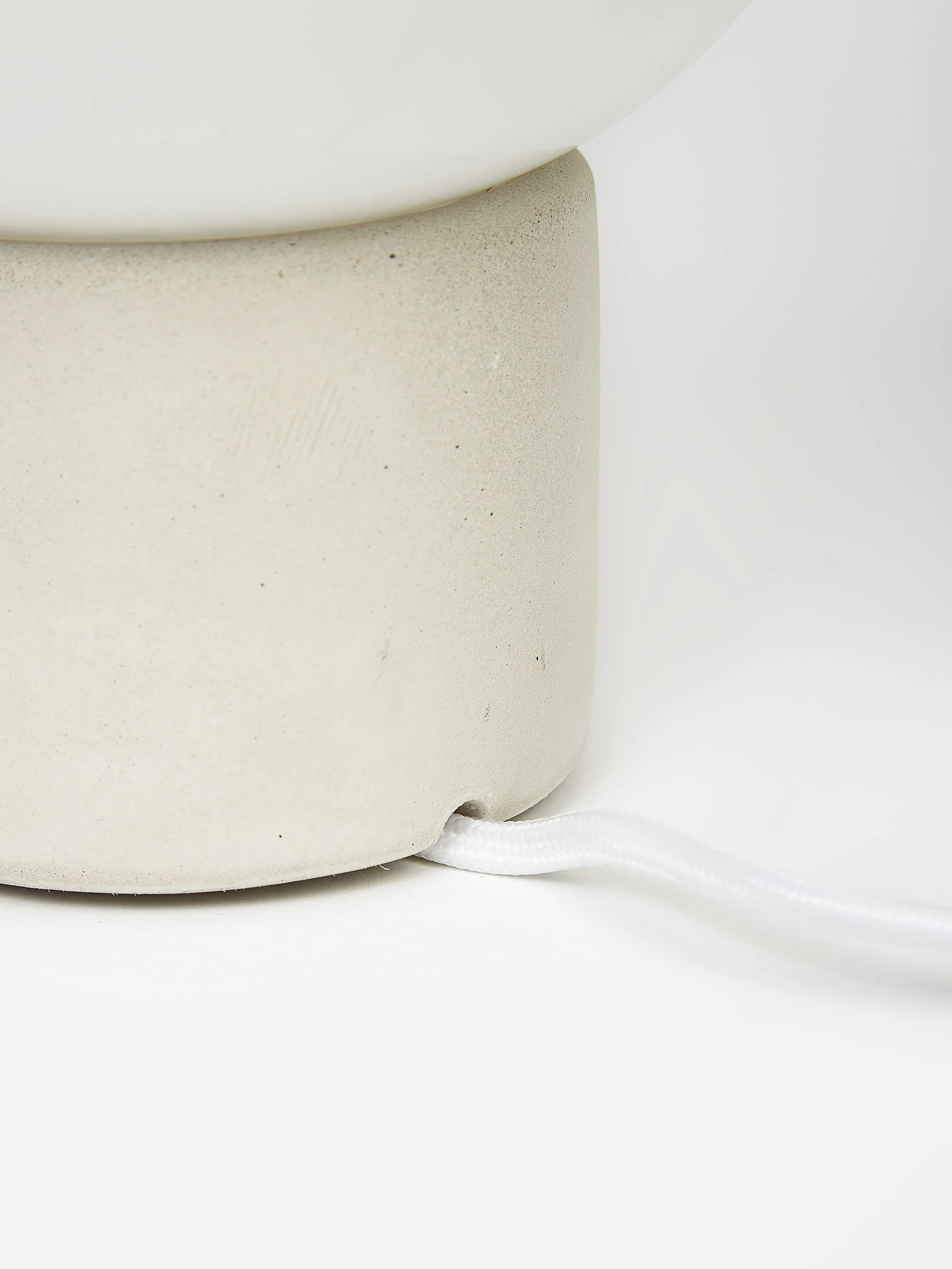 Menu JWDA Concrete Lamp - Light Grey/Brass - Image 6