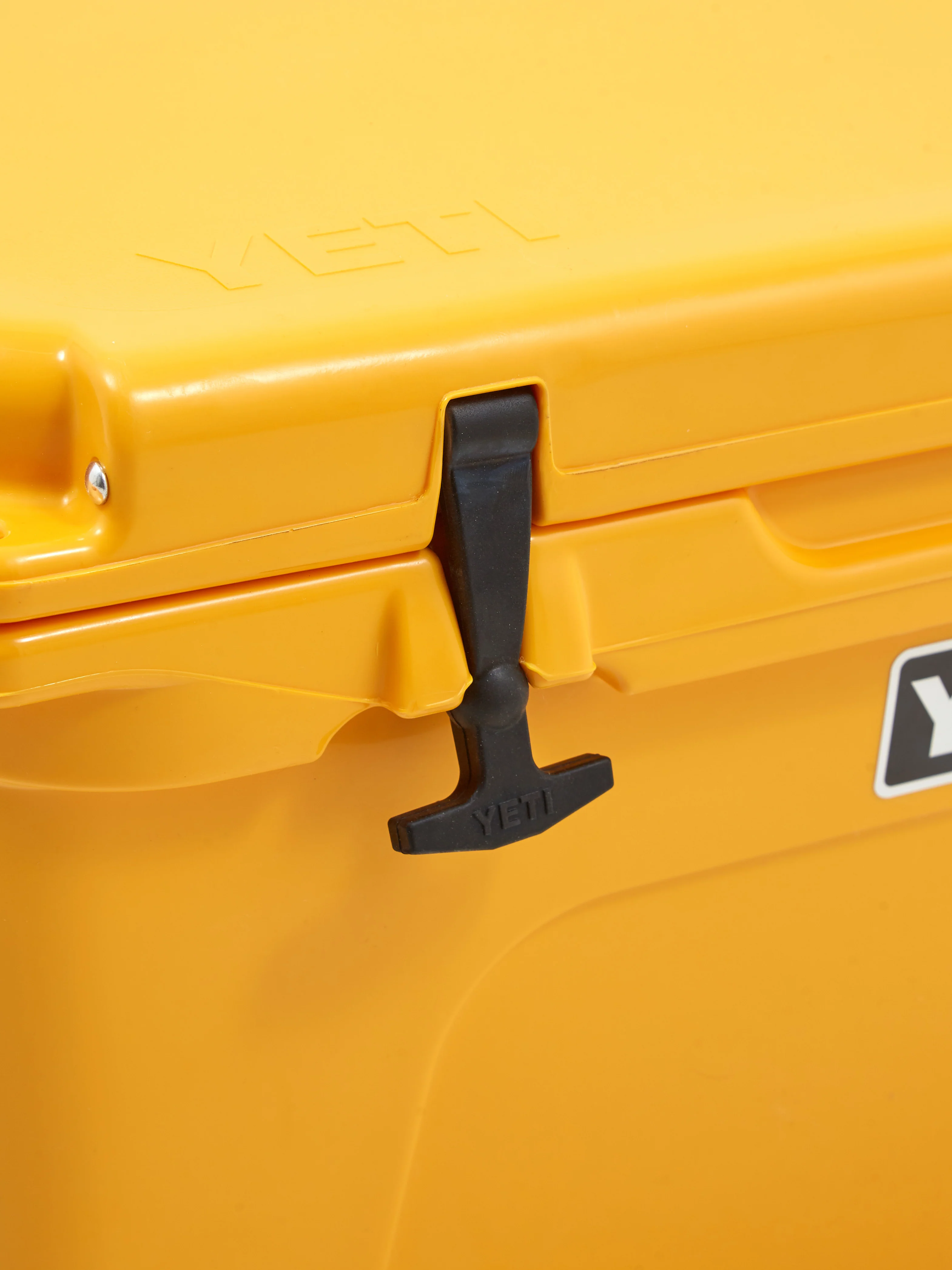 YETI Tundra 45 Cool Box - Alpine Yellow - Image 4