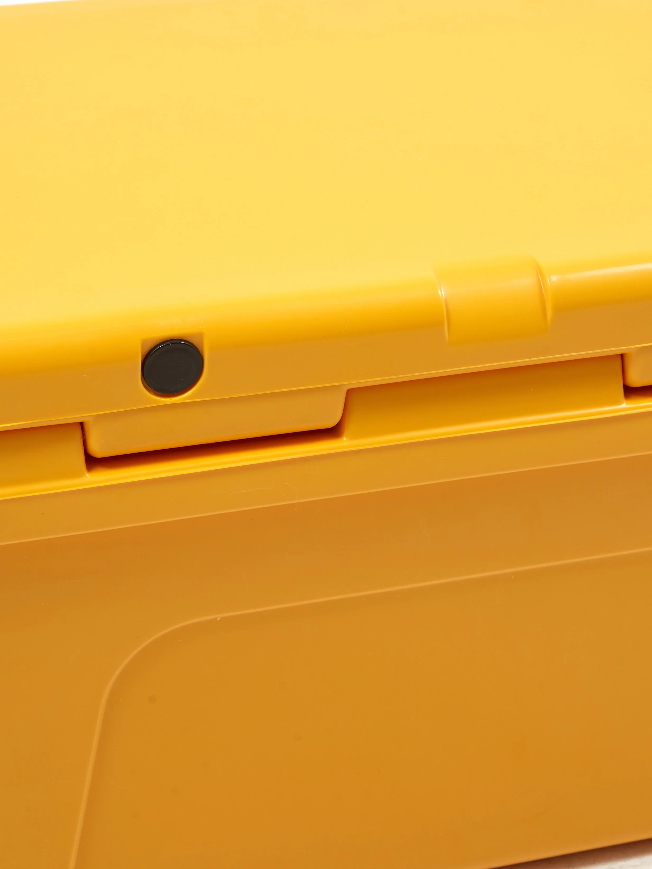 YETI Tundra 45 Cool Box - Alpine Yellow - Image 7